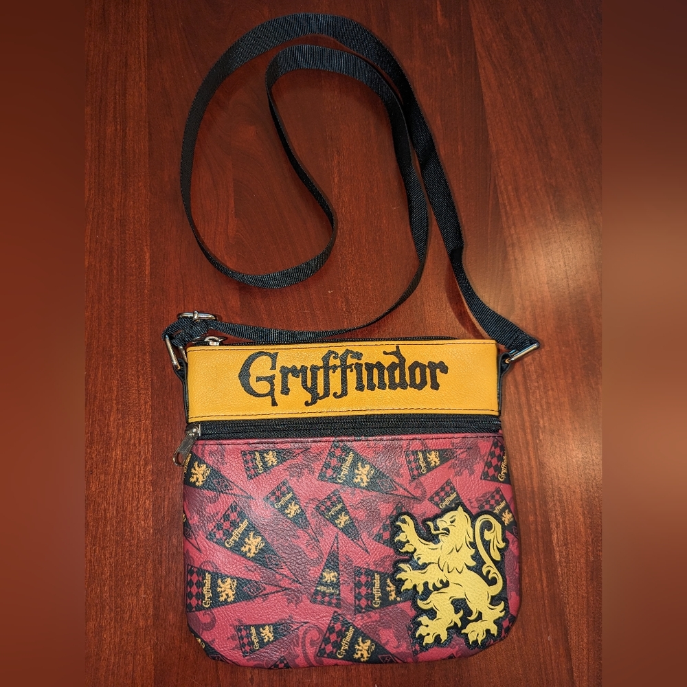 Loungefly Harry Potter Gryffindor cross body bag